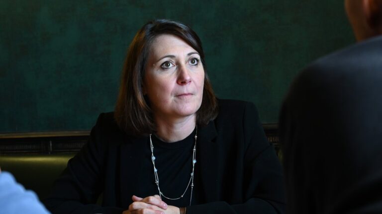 Claire Fita interpelle la Commission européenne sur la filière stratégique de Fibre Excellence