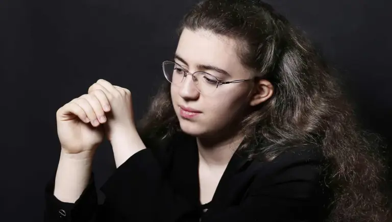 Marie-Ange Nguci et l’Orchestre National de France interprètent Saint-Saëns en concert.