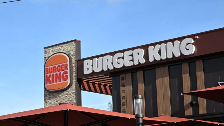 Burger King condamné à réintégrer une employée après son licenciement durant un arrêt maladie.