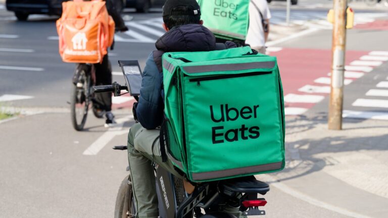 Uber acquiert un grand rival européen pour renforcer sa position dans la livraison de repas.