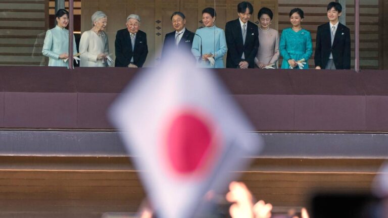 Le Japon réforme sa succession impériale, excluant les femmes du trône.