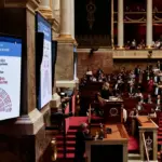 Loi sur l’aide à mourir adoptée par le Parlement, plusieurs étapes restantes à franchir.