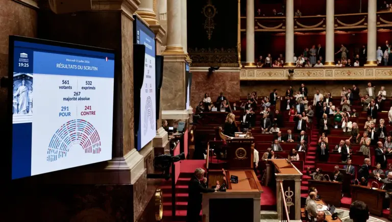 Loi sur l’aide à mourir adoptée par le Parlement, plusieurs étapes restantes à franchir.