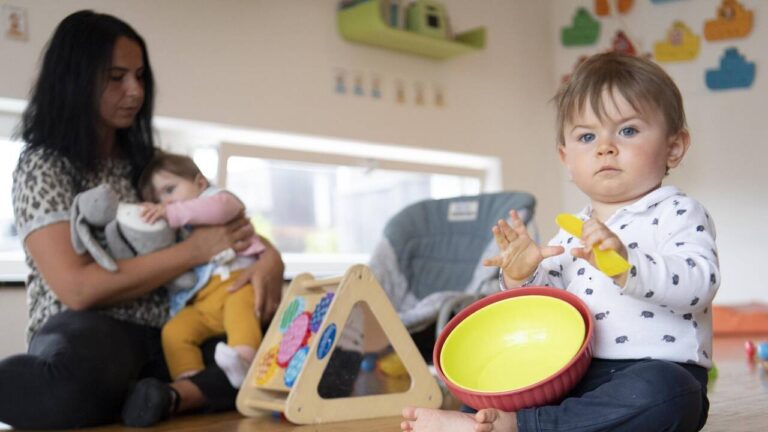 Nouveaux tarifs des crèches à Lancy suscitent des inquiétudes parmi les parents.
