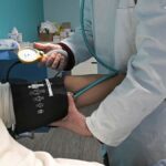 Médecin passionnée, elle assure des soins dans un village isolé du Tarn.