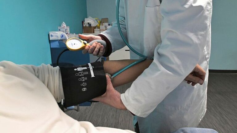 Médecin passionnée, elle assure des soins dans un village isolé du Tarn.