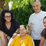 Une famille rend hommage aux soignants ayant accompagné leur mère en milieu hospitalier.