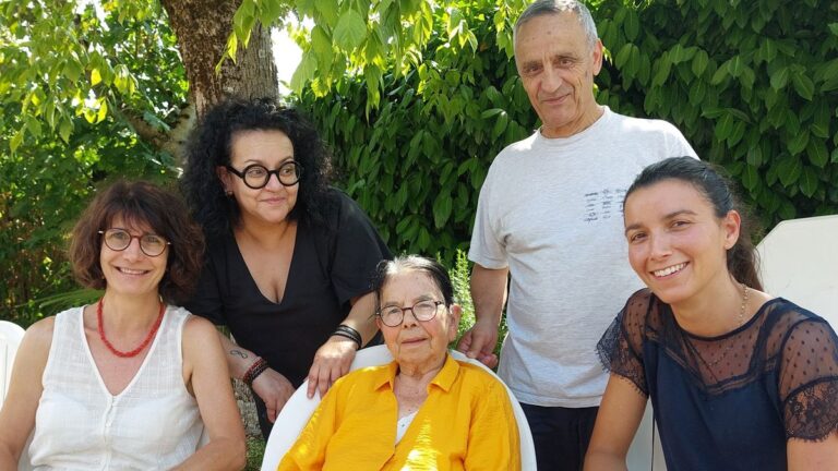 Une famille rend hommage aux soignants ayant accompagné leur mère en milieu hospitalier.