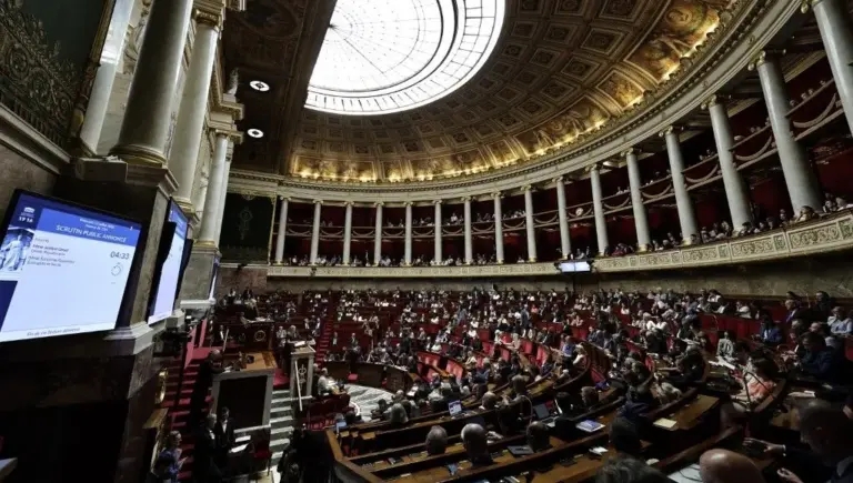 Aide à mourir : le Parlement valide la loi sur l’euthanasie en France.