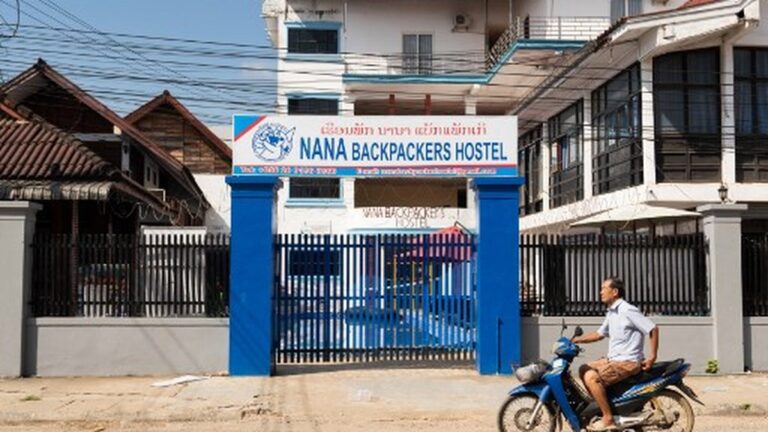 Mystère persistant au Laos après la mort de six touristes lors d’une soirée.