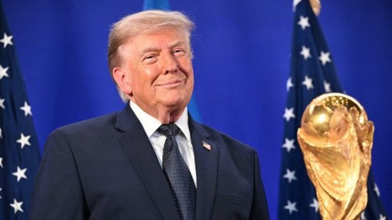 Trump salue les Bleus avant la petite finale contre l’Angleterre à la Coupe du monde