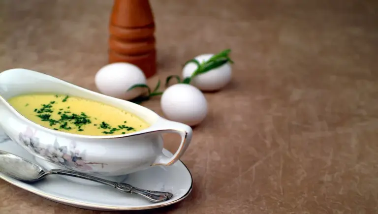 Recette de sauce béarnaise maison avec échalote, estragon et beurre clarifié