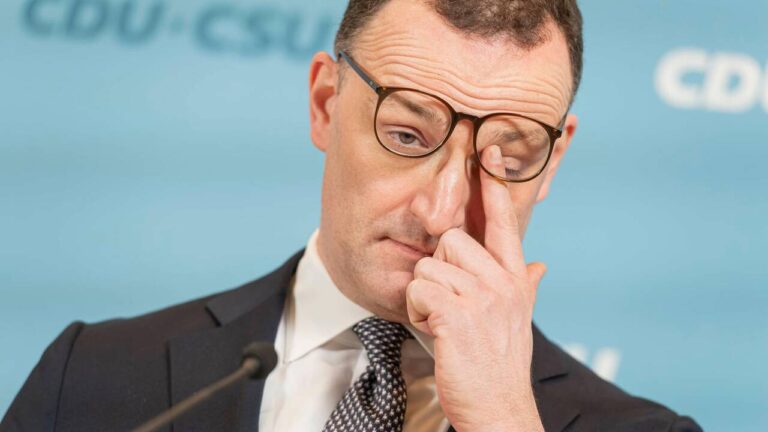 Jens Spahn, père d’un enfant né d’une mère porteuse, annonce sa démission.