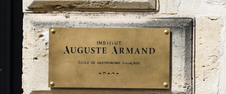 Un acteur de « Ici tout commence » licencié après une altercation avec un collègue dans le Gard