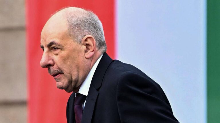 Le président hongrois signe une réforme mettant fin à son mandat ce dimanche.