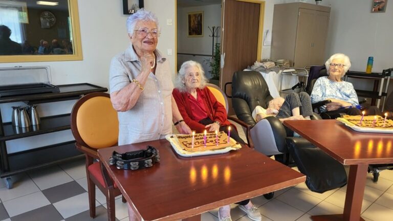 Quatre centenaires célébrés à l’Ehpad de Layrac dans une ambiance festive.