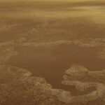 Des vagues sculptent les rivages des lacs d’hydrocarbures sur Titan, selon des chercheurs.