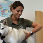 Juliette, ostéopathe animalière à Balma, se consacre au bien-être des animaux.