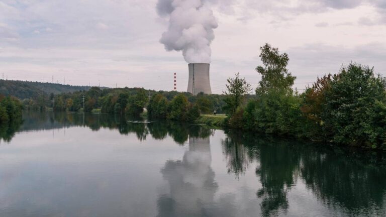 Une nouvelle centrale nucléaire pourrait entraîner la perte de milliers d’emplois.