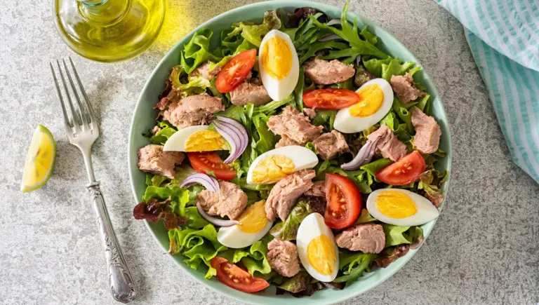 Salade niçoise : erreurs fréquentes et la recette authentique à respecter