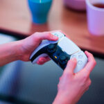Sony propose une manette DualSense avec écran tactile amovible pour les consoles.