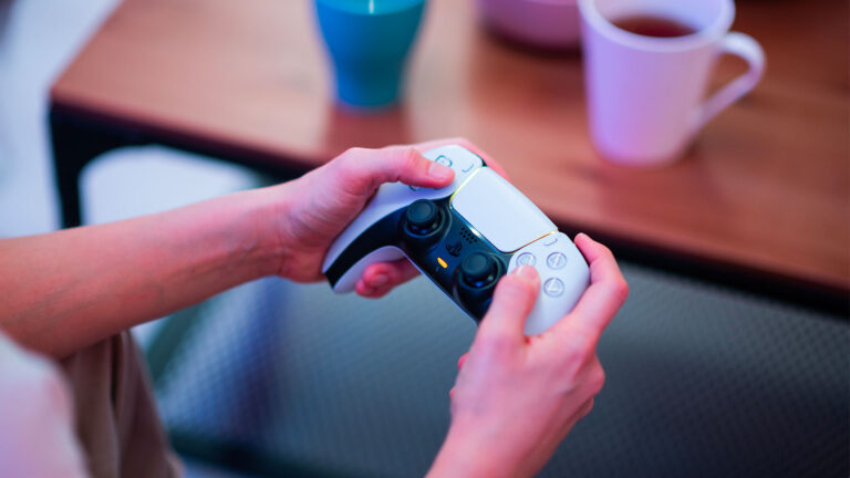 Sony propose une manette DualSense avec écran tactile amovible pour les consoles.