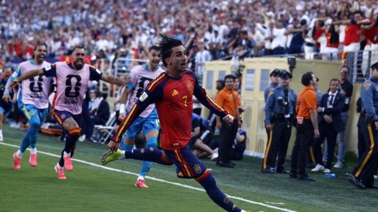 L’Espagne remporte la Coupe du monde après avoir battu une Argentine en difficulté en prolongations.