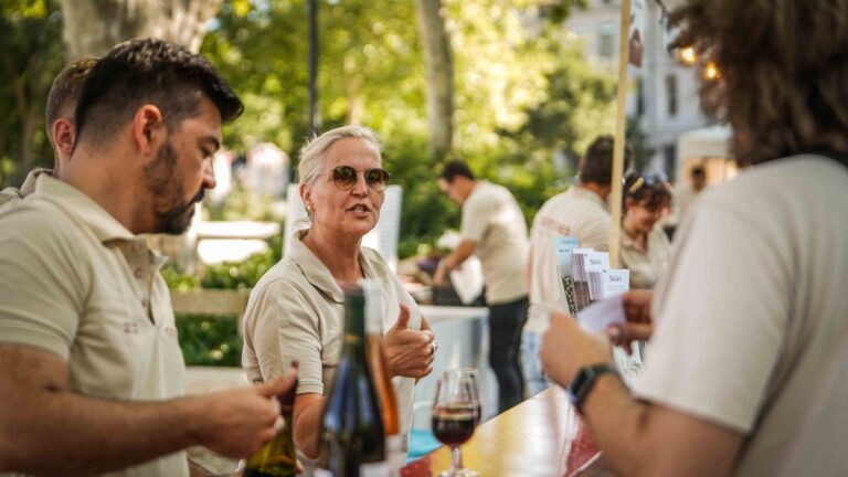 Vignerons gardois organisent des événements festifs autour du rosé et du vin blanc.