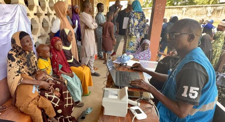 Au Bénin, des réfugiés bénéficient de la solidarité pour reconstruire leur vie.