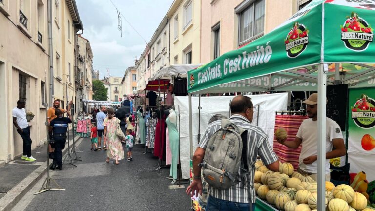 Marchés d’été à Frontignan : commerçants et habitants se retrouvent autour du bassin de Thau.