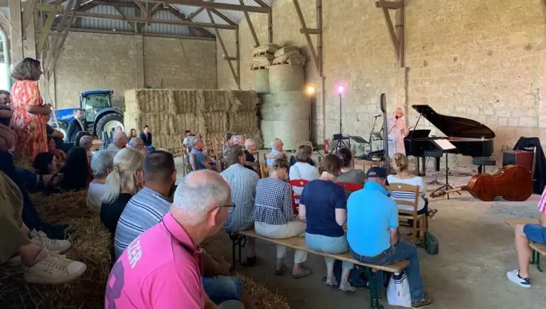 Concerts à la ferme : Arnaud Thorette présente des performances musicales en milieu rural