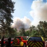 Incendies dans le Var : six départements en vigilance orange canicule, situation critique en cours.
