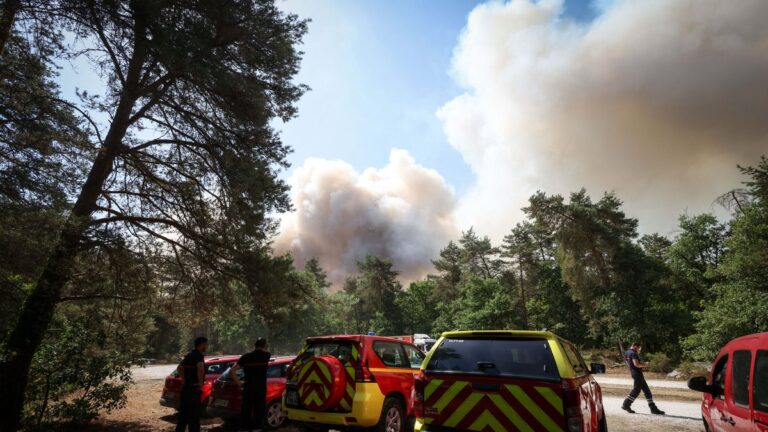 Incendies dans le Var : six départements en vigilance orange canicule, situation critique en cours.