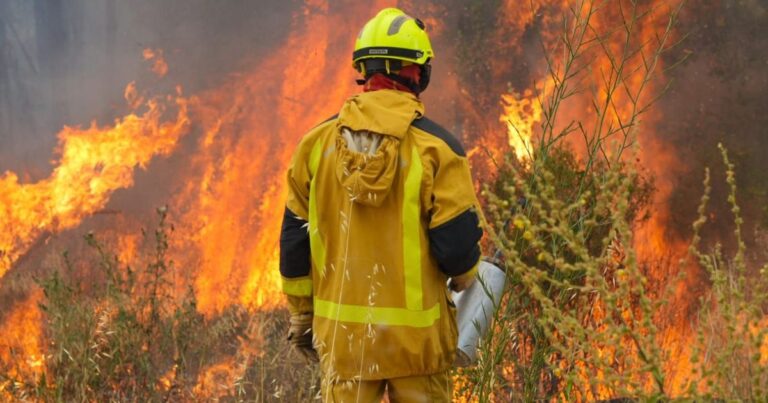 Incendie aux Arcs : le feu stabilisé, mais la situation reste sous surveillance.