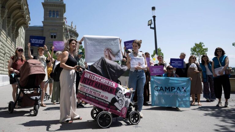 Pétition en Suisse pour étendre le congé maternité à 6 mois recueille 110 000 signatures