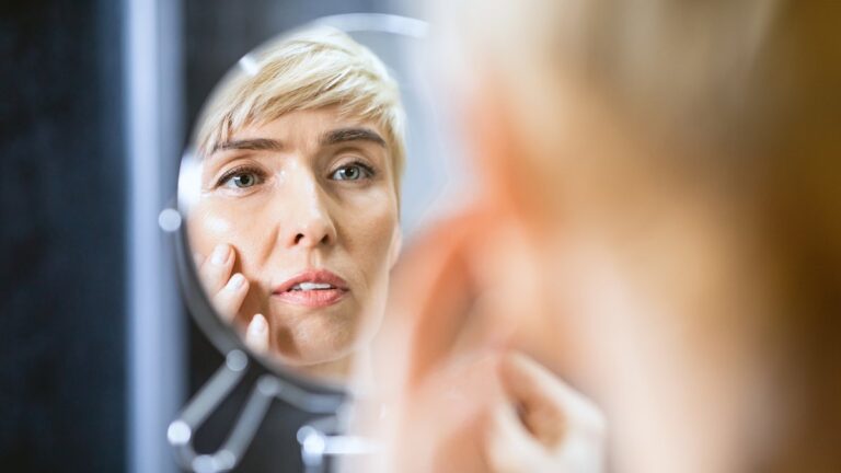 Poches et cernes : différences et implications pour la santé dermatologique.
