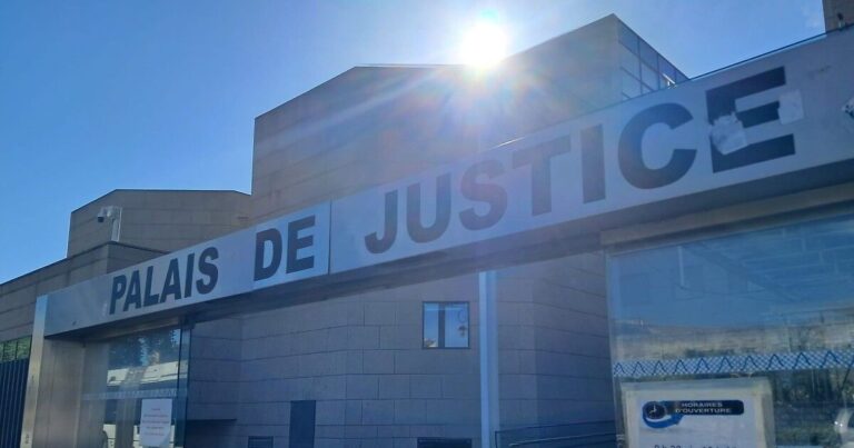Rassemblement contre le racisme à Avignon après une audience au tribunal.