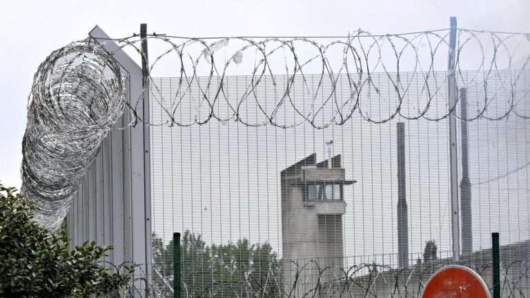 Un jeune de 18 ans condamné à la prison pour vol d’une chaîne en or en France.
