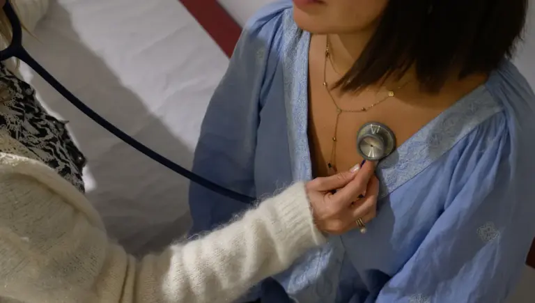 Manuella Ferreira, mère, commence des études de médecine après la leucémie de son fils.