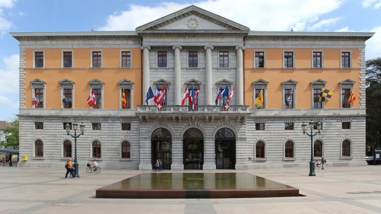 Annecy : enquête sur une tentative d’étouffement d’une affaire de viol impliquant un élu