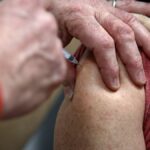 Vaccination des soignants : la Haute Autorité de santé préconise l’obligation, étude en cours.