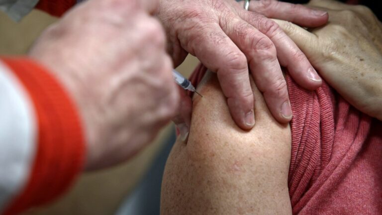 Vaccination des soignants : la Haute Autorité de santé préconise l’obligation, étude en cours.