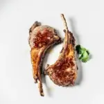 Côtelettes d’agneau : techniques de cuisson rosée et conseils d’assaisonnement efficaces