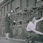 L’ENIAC, premier ordinateur électronique, transforme le calcul militaire aux États-Unis.