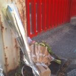 Drapeau en berne et gerbes de fleurs à Saint-Médard-en-Jalles après la mort de deux pompiers.