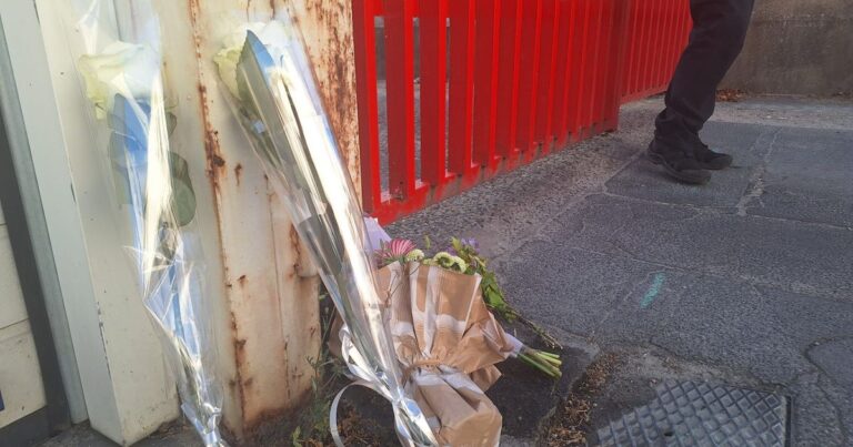 Drapeau en berne et gerbes de fleurs à Saint-Médard-en-Jalles après la mort de deux pompiers.