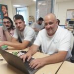 Trois trentenaires à Pamiers se forment aux réseaux informatiques via l’école du numérique d’Occitanie.