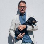 Grégoire Pennone, banquier, acquiert des entreprises en difficulté dans le secteur financier.