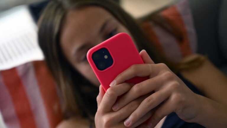 Interdiction des réseaux sociaux pour les jeunes en France : mesures et conséquences envisagées