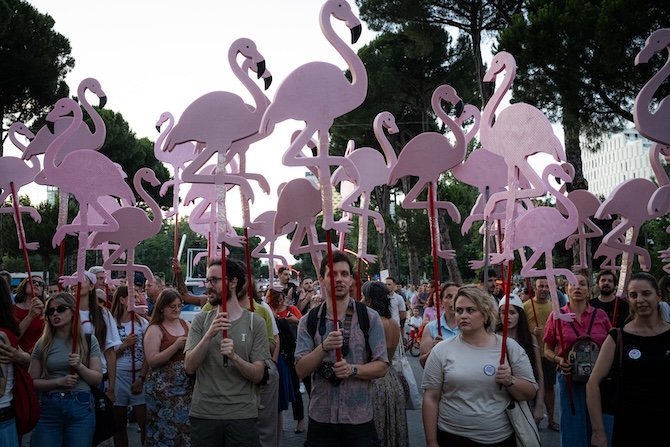 Tirana : la « révolution des flamants roses » suscite des débats en Albanie.
